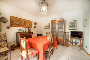 een eetkamer met een tafel en stoelen bij Luxury Apartment in Siena in Siena