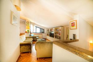 een woonkamer met een bank en een tafel bij Luxury Apartment in Siena in Siena