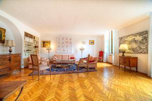een woonkamer met een bank en stoelen bij Luxury Apartment in Siena in Siena
