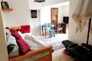 uma sala de estar com um sofá e uma mesa em La maison de la vigne em Bauduen