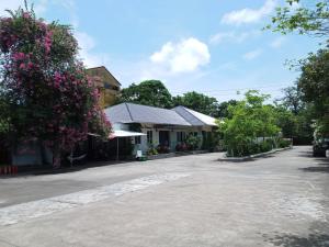 an empty street in front of a house with flowers at Nha Khach Hai Quan in Ðố Sơn