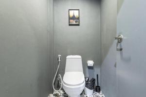 Koupelna v ubytování Tuk Tuk House 250m from MRT Sirikit