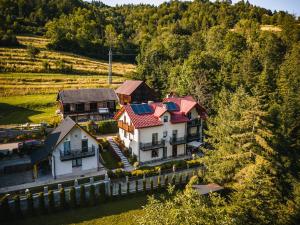 una vista aérea de una casa con techo rojo en Domek RogatY en Szczawnica