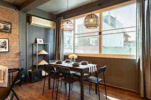 Posezení v ubytování Tuk Tuk House 250m from MRT Sirikit