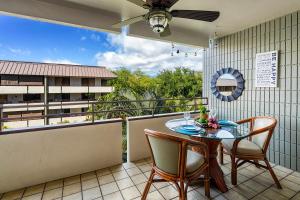 d'une terrasse avec une table et des chaises sur un balcon. dans l'établissement White Sands Village 223, à Kailua-Kona