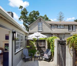 een patio met 2 stoelen en een parasol bij Lavender, A Four Sisters Inn in Yountville