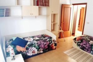 una habitación con 2 camas con flores. en GABRY'S Cozy 3-bedroom big apartment near city center & station en Livorno