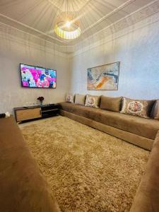 索維拉的住宿－Appartement jade，客厅设有大沙发和大地毯。