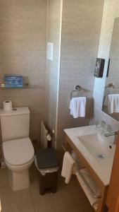 La salle de bains est pourvue de toilettes et d'un lavabo. dans l'établissement Hotel y Departamentos La Serena - Caja Los Andes, à La Serena