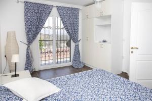 1 dormitorio con cama y ventana en Comfortable Triplex 5 Min to the Beach with Garden in Bodrum, en Bodrum City