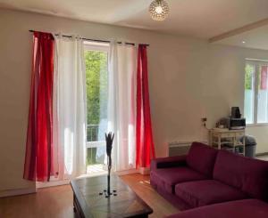 sala de estar con cortinas rojas y sofá púrpura en SplendideT4#6lits#3 chambres# Geneve/Paris/Gare, en Bellegarde-sur-Valserine
