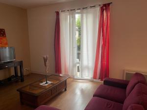 a living room with a couch and red curtains at SplendideT4#6lits#3 chambres# Geneve/Paris/Gare in Bellegarde-sur-Valserine