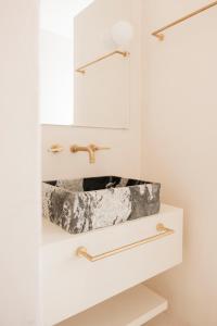 ein Badezimmer mit einem Steinwaschbecken und einem Spiegel in der Unterkunft Palazzo Mazzini in Como