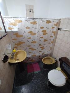 een badkamer met een wastafel en een toilet bij CASA ANGELITA en SAAVEDRA in Buenos Aires