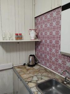 uma cozinha com um lavatório e uma bancada em CASA ANGELITA en SAAVEDRA em Buenos Aires