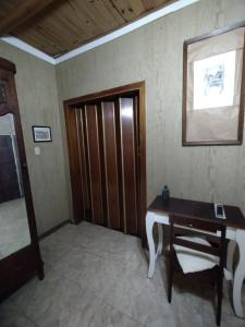 Cette chambre dispose d'un bureau en bois et d'une fenêtre. dans l'établissement CASA ANGELITA en SAAVEDRA, à Buenos Aires