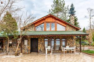 Gallery image of Charming Villa on the Shore of Sapanca Lake in Sakarya