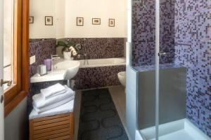 ein Bad mit einem Waschbecken, einem WC und einer Dusche in der Unterkunft Campiello Zen B&B in Venedig
