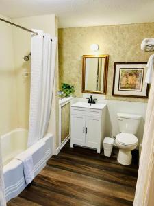 uma casa de banho com uma banheira, um WC e um lavatório. em Sage N Sand Motel em Moses Lake