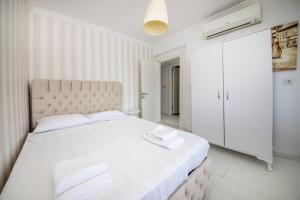 Säng eller sängar i ett rum på Amazing Villa with Balcony and Gorgeous Sea View in Milas