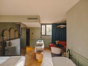 Hotel Palau Fugit في جيرونا: غرفة نوم مع سرير وغرفة معيشة