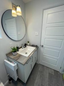uma casa de banho com um lavatório e um espelho em Maison sur le lac em Desbiens