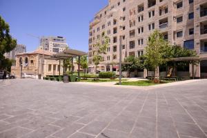エルサレムにあるBeautiful 2BR near Mahane Yehudaの高層ビルが立ち並ぶ街の閑散とした通り