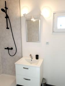 bagno con lavandino e doccia di Beau logement avec terrasse, jacuzzi et terrain de pétanque privatif à 5 minutes de la plage ad Audenge