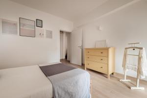 1 dormitorio blanco con 1 cama y vestidor en Sunny Days beach apartment, en Quarteira