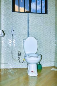 een wit toilet in een badkamer met een douche bij Ariel comfort home in Arusha