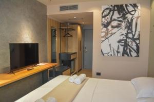 Postel nebo postele na pokoji v ubytování Azura Ksamil Hotel