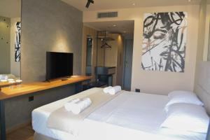Postel nebo postele na pokoji v ubytování Azura Ksamil Hotel