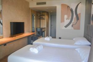 Postel nebo postele na pokoji v ubytování Azura Ksamil Hotel