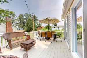 Un balcon sau o terasă la Crystal Lake Cottage