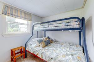 Un pat sau paturi într-o cameră la Crystal Lake Cottage