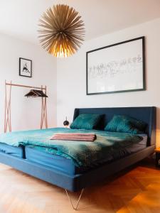 Cama en habitación con marco azul en Schönste Location in Würzburg, en Würzburg