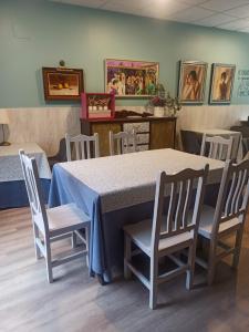 a dining room with a table and chairs at Hotel Rural la Concordia in Monzón de Campos