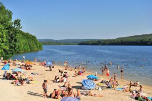 un grupo de personas en la playa en un lago en Élégante maison moderne en Ardennes françaises - Tout le confort pour un séjour mémorable, en Renwez 3 fotos más