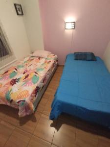 1 dormitorio con 1 cama con colcha azul en Departamento en Huancayo en Huancayo