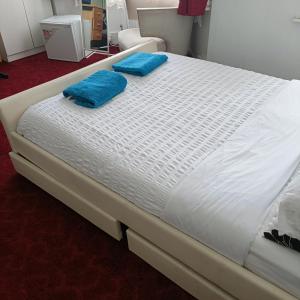 ロンドンにあるKing-size room in houseのベッド1台(上に青い枕2つ付)