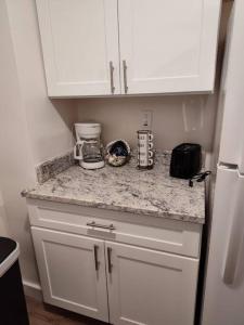 Serene Studio Apt in Gadsden AL的厨房或小厨房