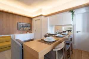 cocina y comedor con mesa y sillas en Refreshing Cozy Flat - Garden & Terrace, en Oporto