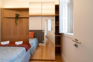 1 dormitorio con 2 camas y puerta con ventana en Refreshing Cozy Flat - Garden & Terrace, en Oporto