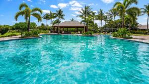 una piscina con palmeras y un cenador en Kulalani at Mauna Lani 404, en Waikoloa