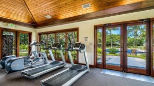un gimnasio con cintas de correr y máquinas elípticas en Kulalani at Mauna Lani 404, en Waikoloa
