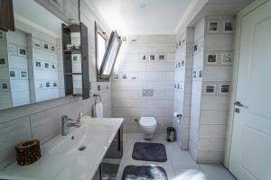 Koupelna v ubytování Unique Villa with 2 Living Rooms, Balcony, Terrace and Backyard in Fethiye