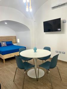 Pokój ze stołem, krzesłami i łóżkiem w obiekcie Archi In Centro Apartment w mieście Vieste
