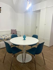stół i krzesła w pokoju z łóżkiem w obiekcie Archi In Centro Apartment w mieście Vieste