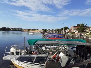 um grupo de barcos está ancorado numa doca em Recanto Cruzeiro em Barreirinhas