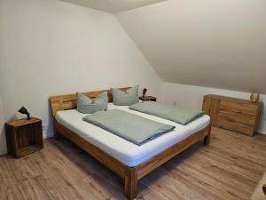 1 dormitorio con 1 cama y 2 mesitas de noche en Deisterquartier, Ferienwohnung am Naherholungsgebiet, en Barsinghausen